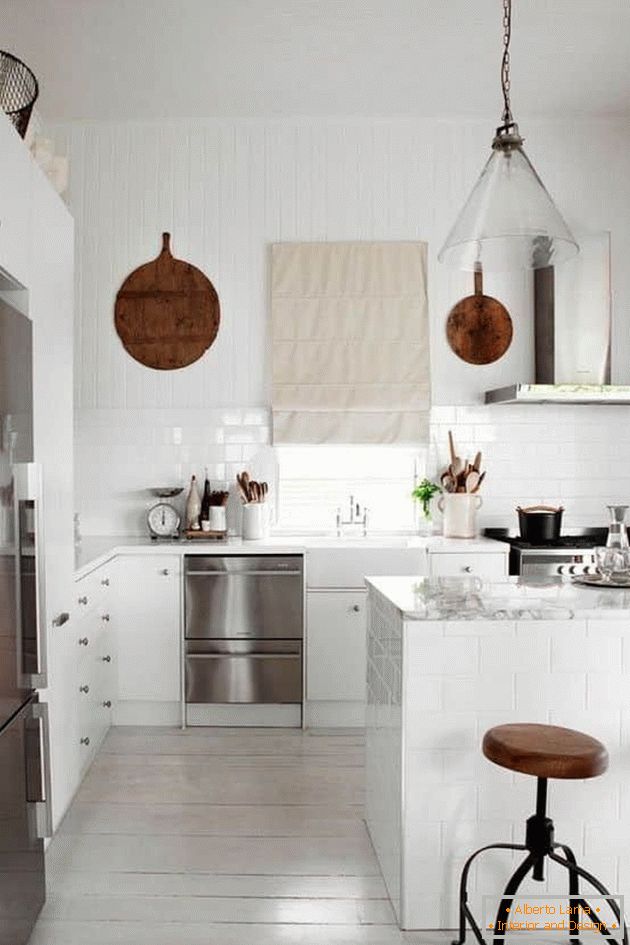 Маленька кухня в білому кольором з пеналом і барною стійкою