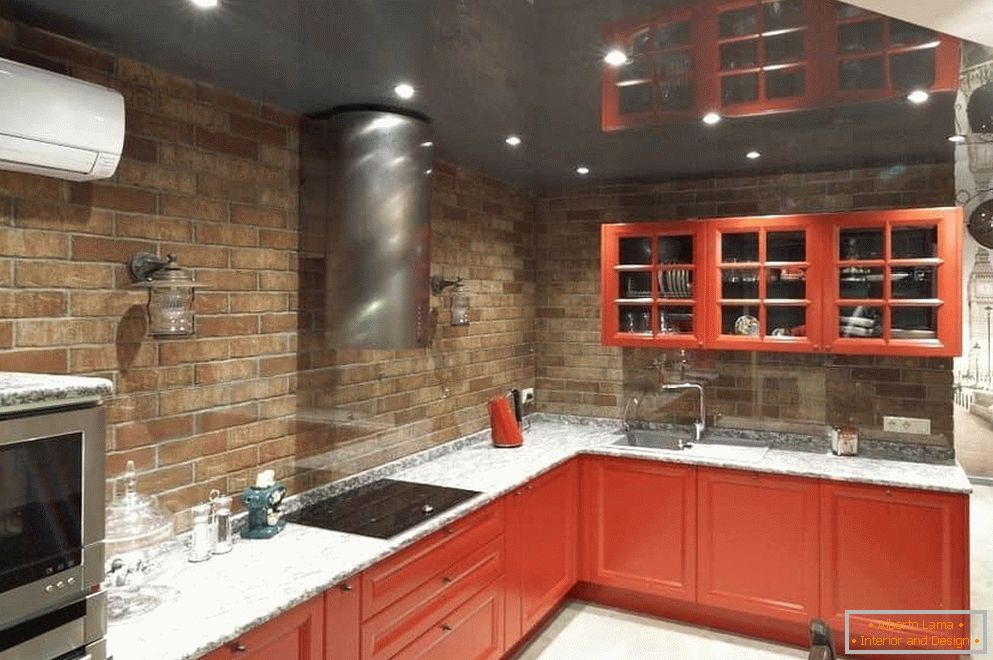 Кутова кухня в червоному кольорі без верхніх шаф над робочою поверхнею