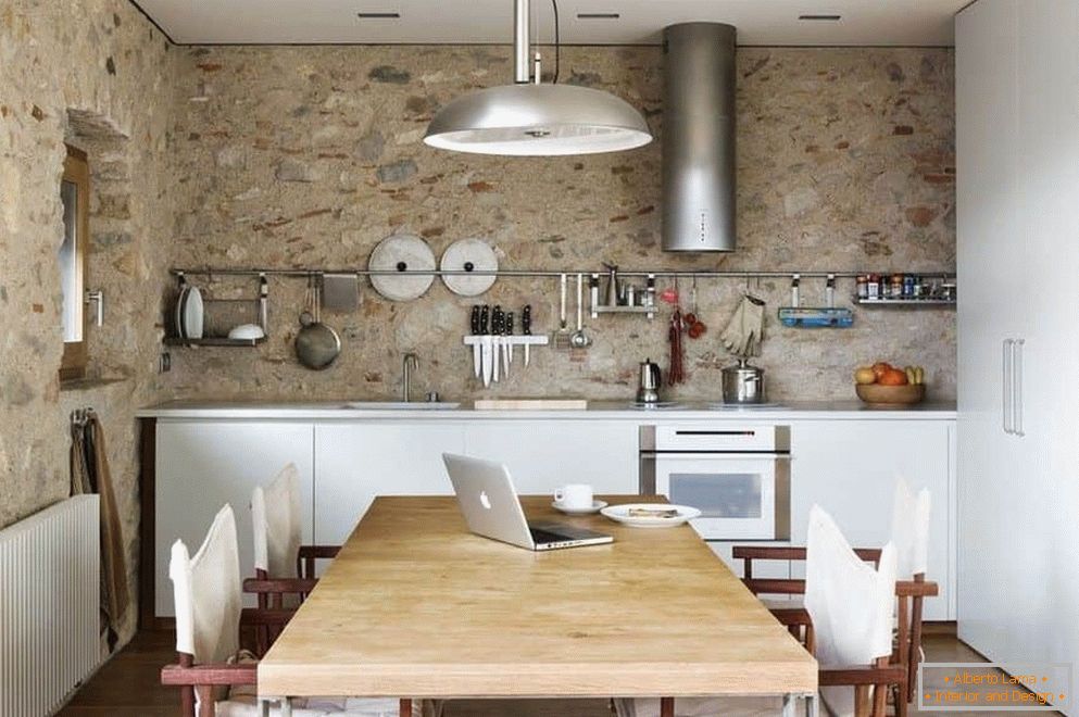 Кухня з бетонними стінами і великою шафою з обідньою зоною