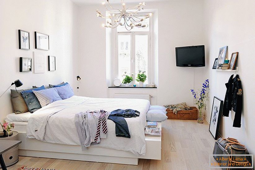 Невелика спальня в білому кольорі