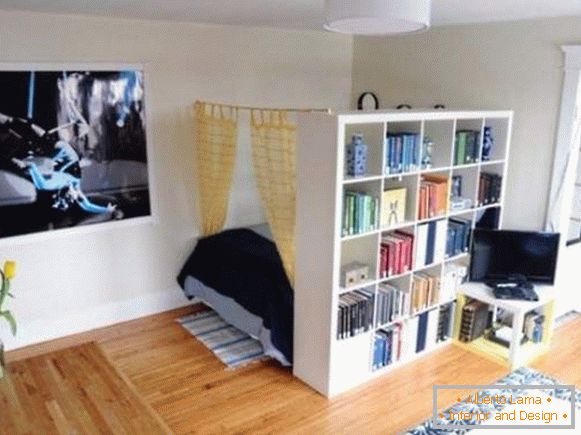 Дизайн квартири студії квадратної планування - фото спальни