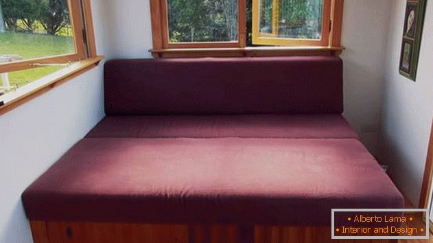 Дизайн маленького приватного будинку: диван з пересувними ящиками для зберігання