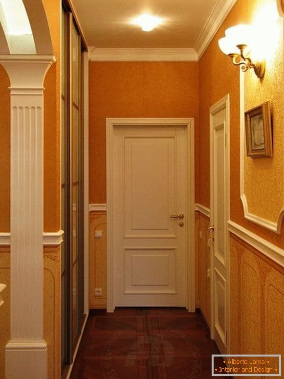 Маленький коридор в класичному стилі