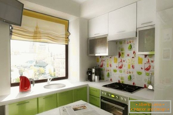 Маленькі кімнати фото - дизайн біло-зеленій кухні в квартирі