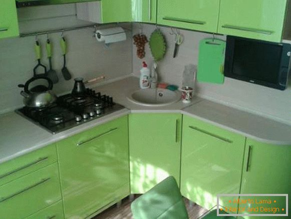 Інтер'єр зеленої кухні в дизайні маленької квартири 30 кв м