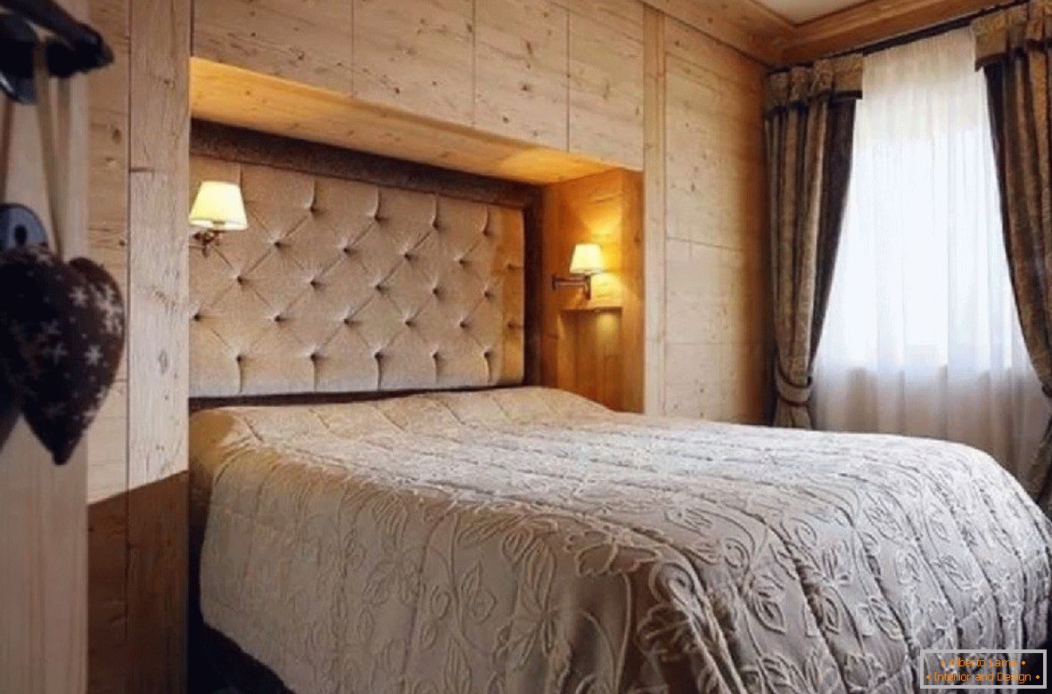 Спальня в ніші з дерев'яних шаф