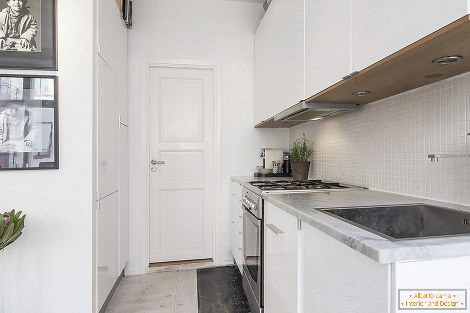 Невелика кухня в білому кольорі