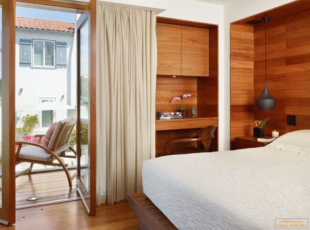 Невелика спальна кімната з обробкою стіни деревом