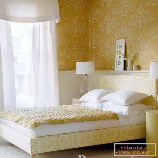 Спальня з жовтими шпалерами