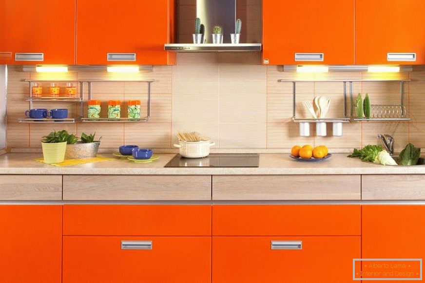 Декор помаранчевої кухні в квартирі