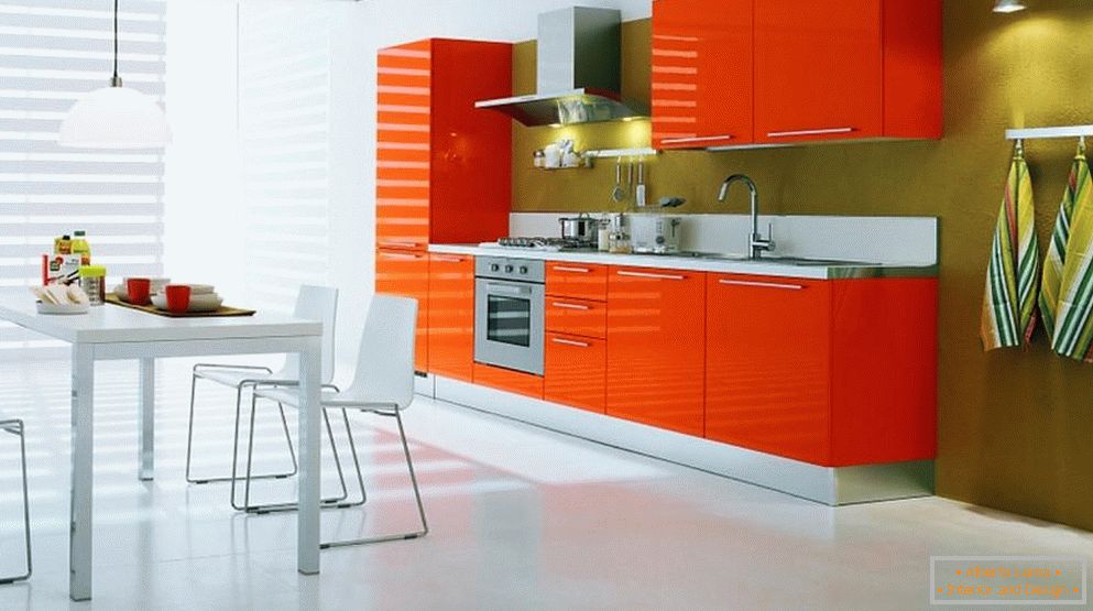 Білий підлогу і помаранчева меблі на кухні