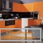Поєднання помаранчевого з сірим на кухні