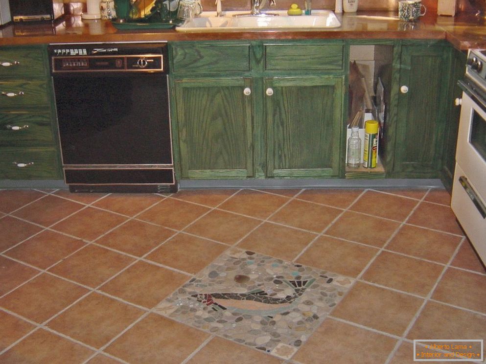 Диагональная укладка плитки на кухонном полу