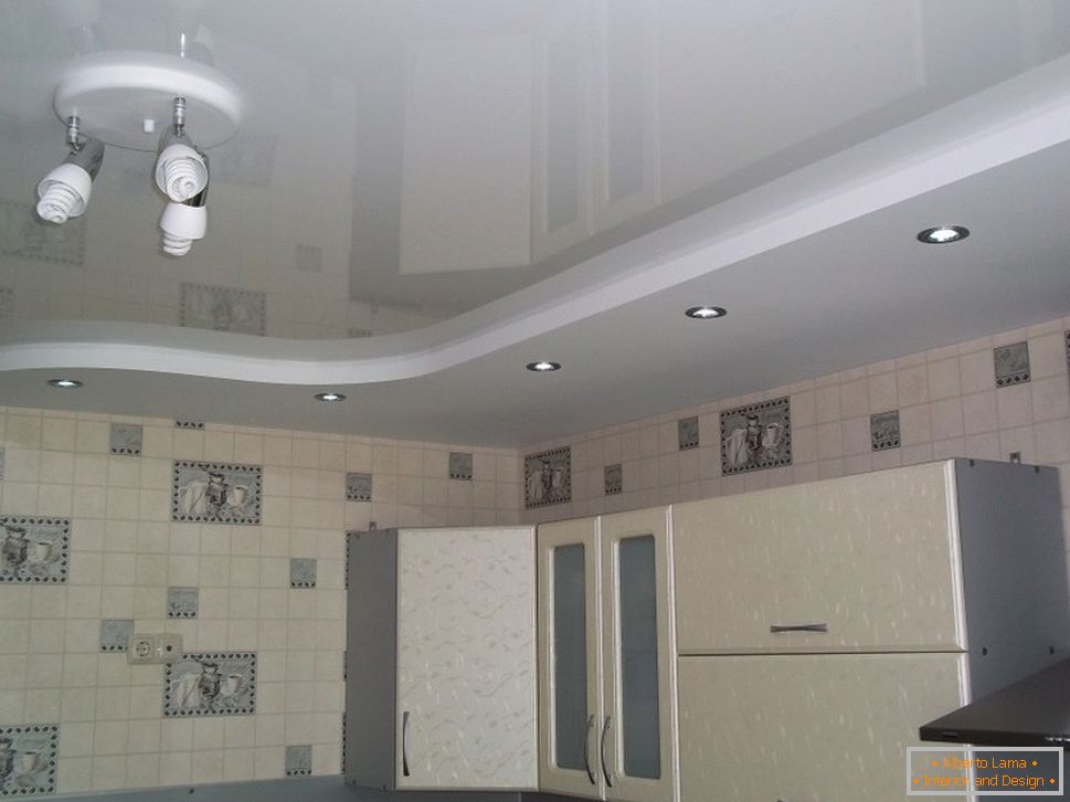 підвісна потолок на кухне