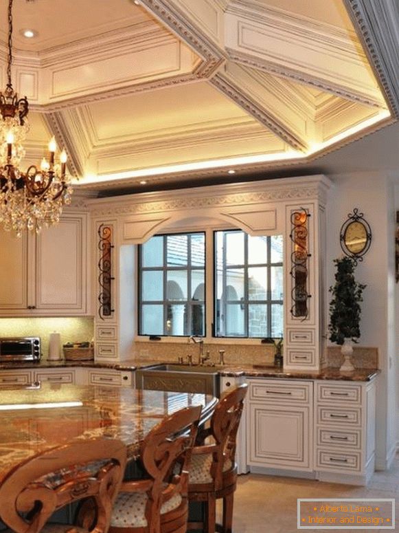 Розкішний стелю на класичній кухні