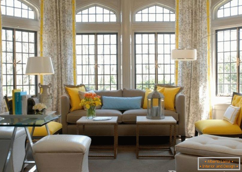 Жовті штори у вітальні