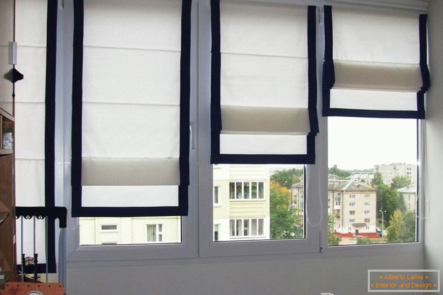 Білі штори з чорною окантовкою на вікнах