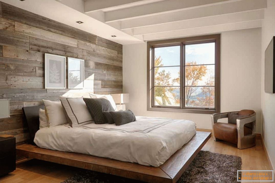 Дизайн спальні 4 на 4 з подіумом і вікном