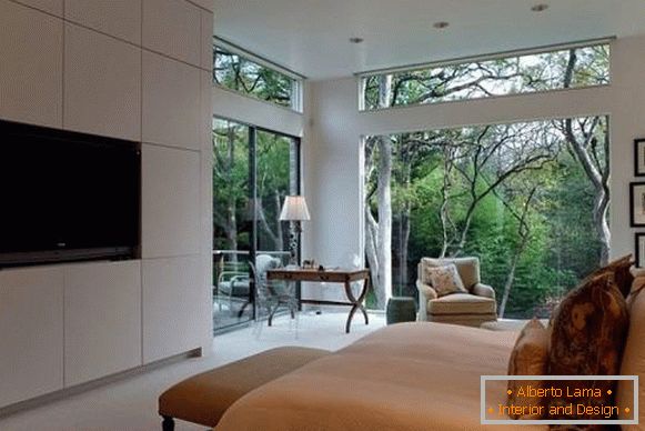 Екологічний стиль спальні з великим вікнами