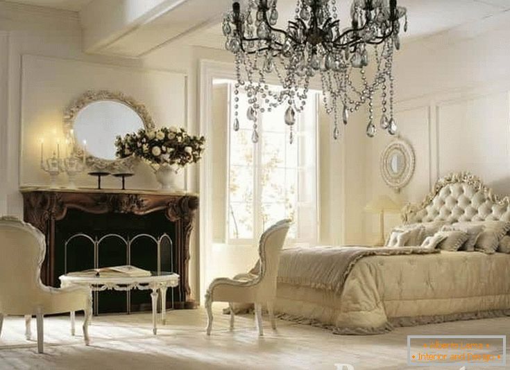 Біло-бежева спальня в класичному стилі з каміном