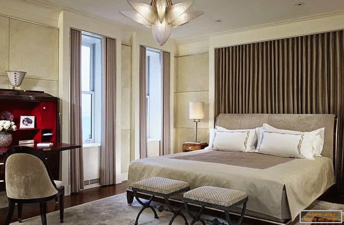 У дизайні спальні в класичному стилі добре підходять вантажні елементи меблів