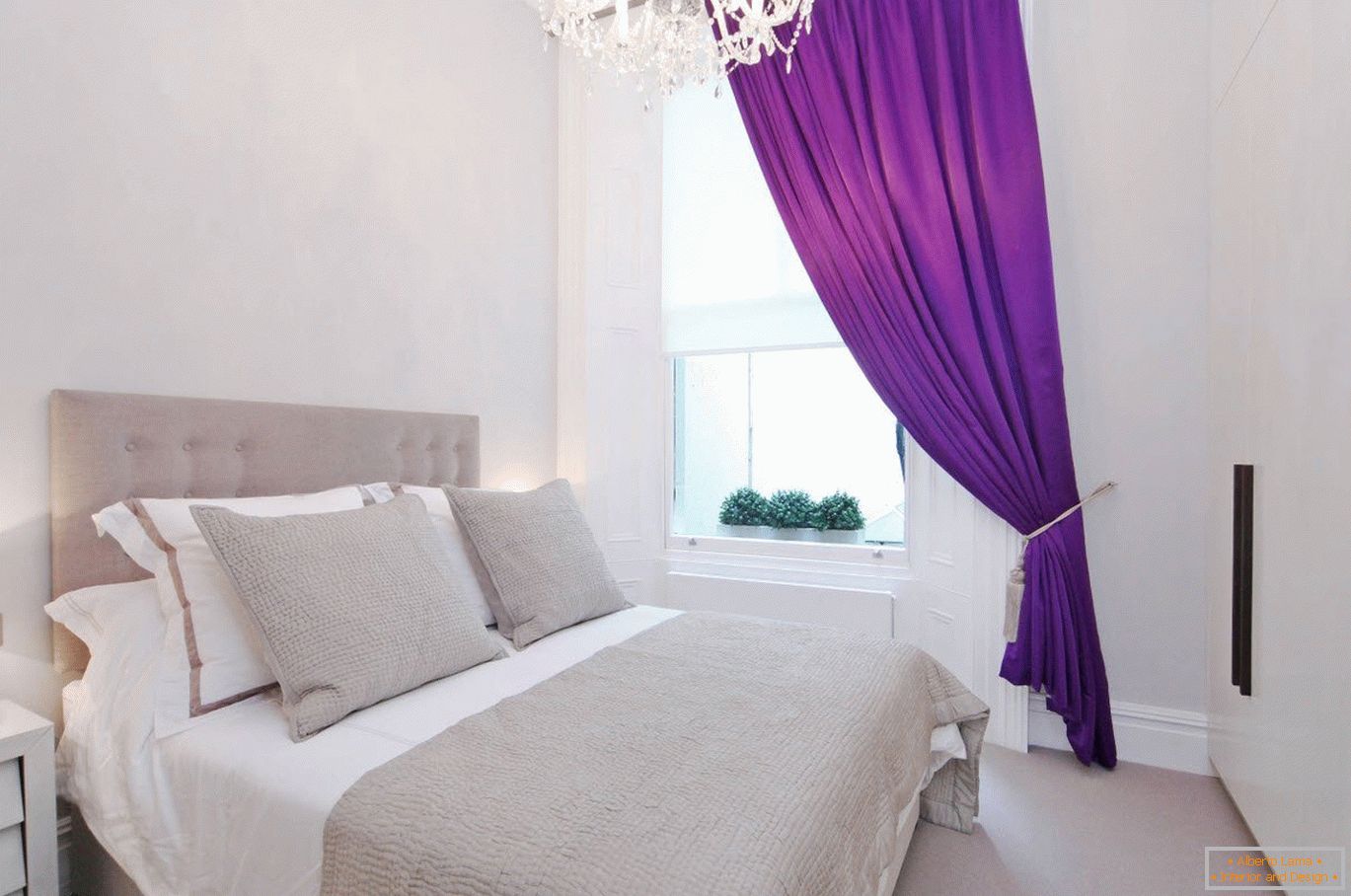 Фіолетові штори в білому інтер'єрі спальні