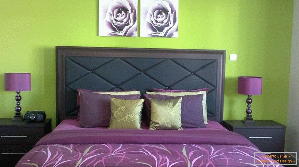 Салатові стіни і фіолетовий текстиль в спальні