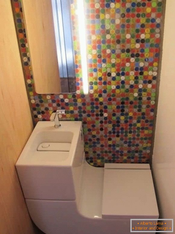 Маленький туалет із сучасним комбо унітазом і яскравою мозаїкою