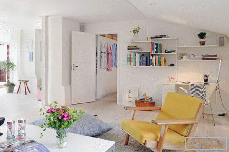 приголомшливі інтер'єр-дизайн-невеликі апартаменти в сучасній схемі-з білими нюанс-розумними прикрасами та-книжковими полицями на білому-стіни-просторі-також-квітковими-на-вазами-кавоварками- стіл