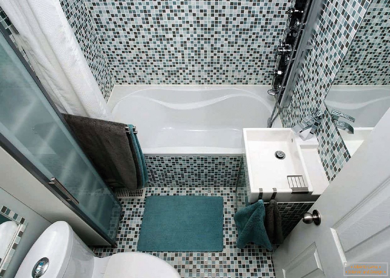 Ванна кімната в панельному будинку оброблена мозаїкою