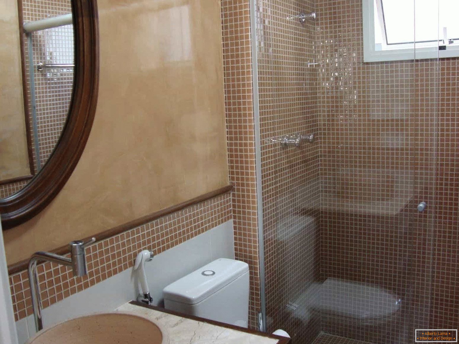 Мозаїка популярна в обробці ванної кімнати в панельному будинку