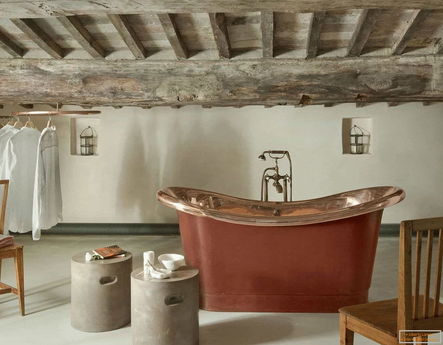 Стеля з дерев'яних балок у ванній