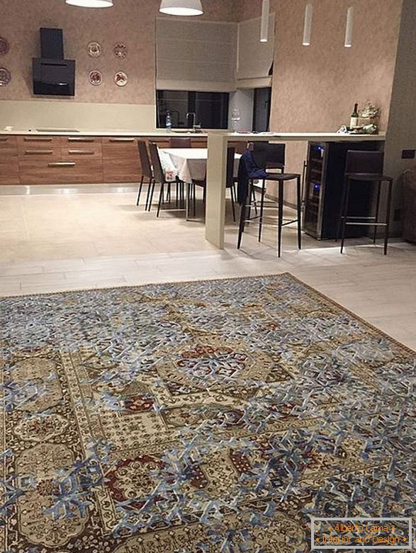 Дизайнерський килим з колекції «Артефакт» в кухні