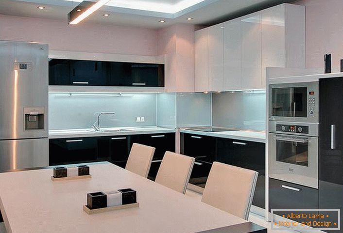 Біло-чорна кухня з вбудованою технікою - правильний дизайнерський проект для невеликого приміщення.