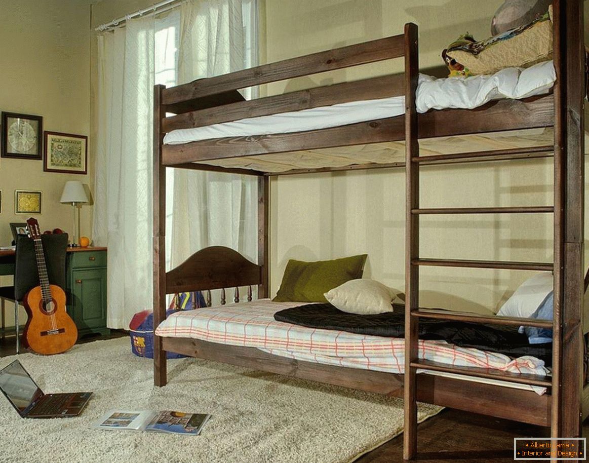 Кімната для підлітка з дерев'яною двоярусною ліжком