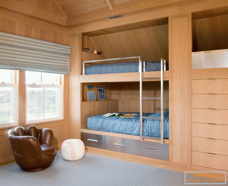Двох'ярусне ліжко в спальні з дерев'яною обробкою