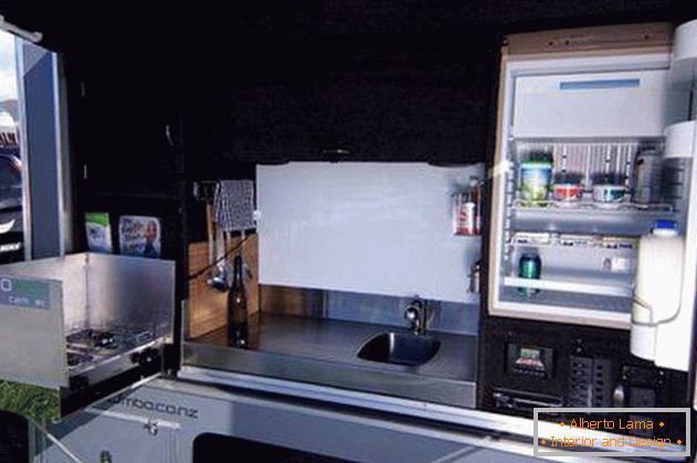 Міні-будинок на колесах: кухня з холодильником