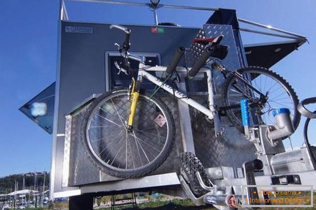 Міні-будинок на колесах: на задній стінці кріпиться велосипед