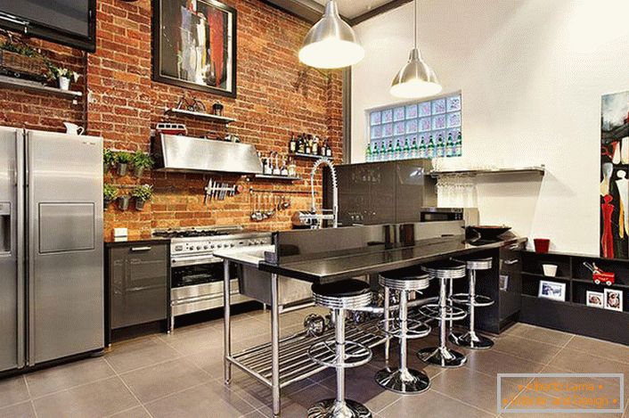 Сталева, хромована меблі відмінно вписується в обстановку кухні в стилі лофт. Правильно організований простір не тільки практично і функціонально, але і затишно.