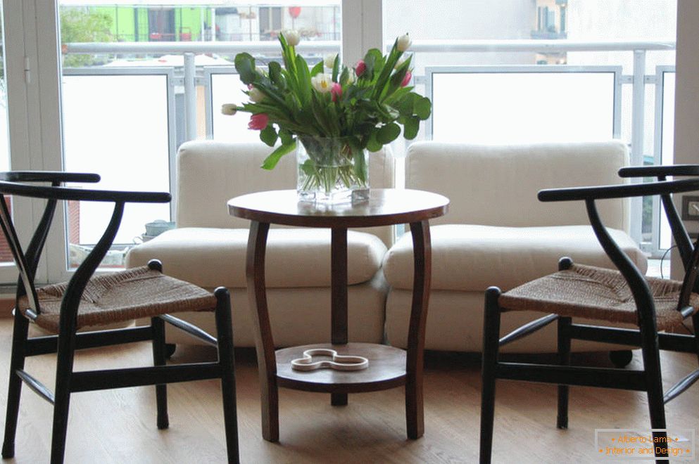Незвичайних форм стільці і столик з квітами