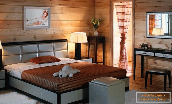 Стіни кімнати з дерев'яного зрубу гармонійно поєднуються з меблями для спальні кольору Ценга.