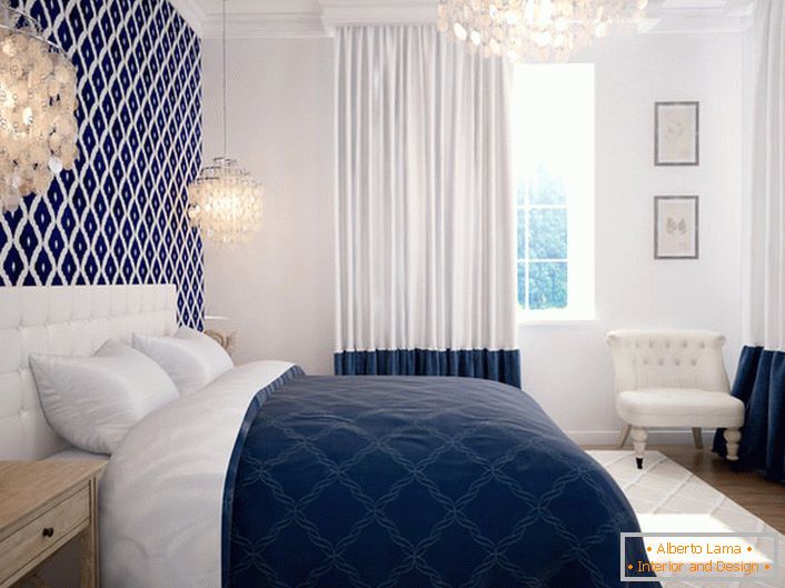 Спальня в середземноморському стилі відрізняється стриманим дизайном. Вигідне поєднання білого і синього кольору навіває морські мотиви і налаштовує на відпочинок.