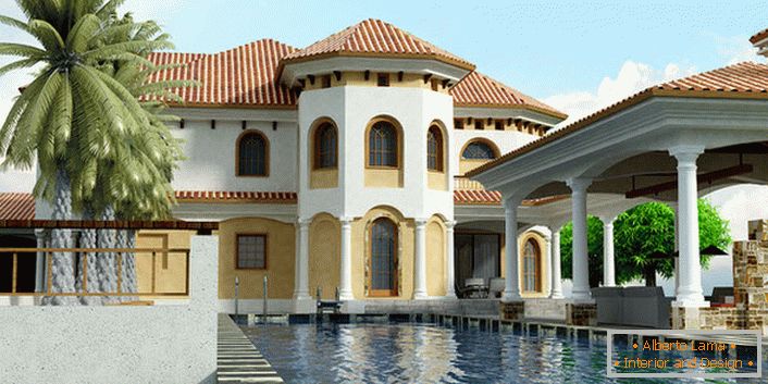 Фасад будинку в середземноморському стилі виконаний в світло-бежевих тонах. Для стилю характерні арочні віконні прорізи. 