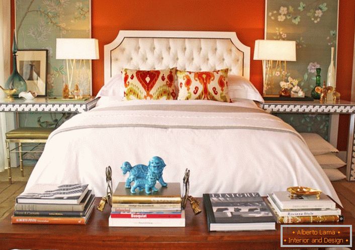 Яскравий інтер'єр у стилі еклектика для спальні. Розмірений сірий в обробці вдало поєднується з контрастним помаранчевим кольором.