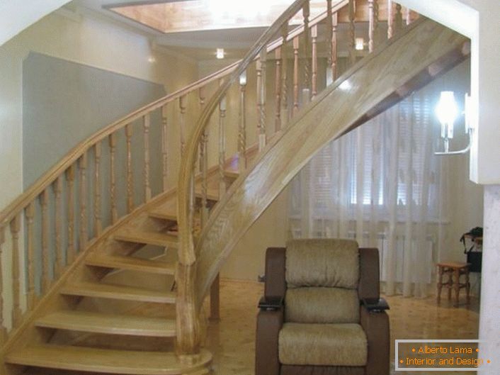 Витончені сходи з оригінальним дизайном. Конструкція сходів виконана з благородного світлого дуба.