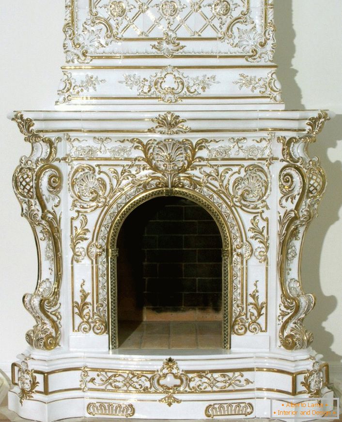 Розкішний кахельні камін в стилі бароко прикрашений золотими елементами декору. 
