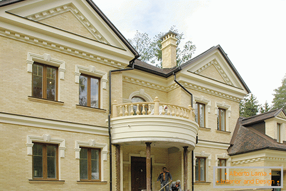 Фасад будинків з обробкою поліуретанової ліпниною