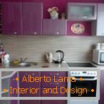 Дизайн невеликої фіолетовою кухні