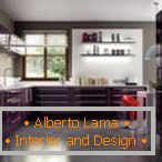 Дизайн фіолетовою кухні с окном