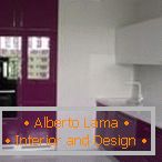 Дизайн біло-фіолетовою кухні з вікном